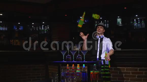 杂技表演由巴曼杂耍三瓶酒吧背景慢动作视频的预览图