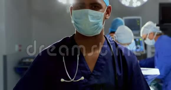 男性外科医生站在医院4K视频的预览图