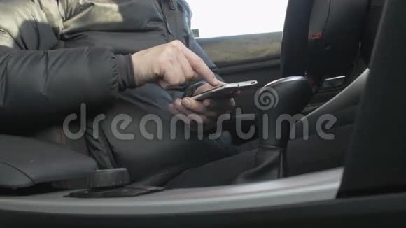 在车里用智能手机的人视频的预览图