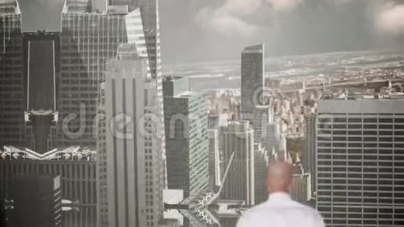 商业团队观看大型城市景观视频的预览图