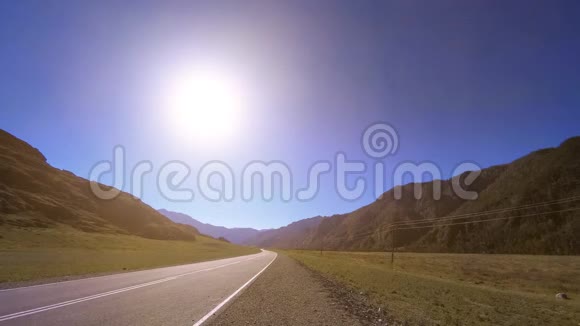 山路时间在夏季或秋季日落日出时间野的自然和田园视频的预览图