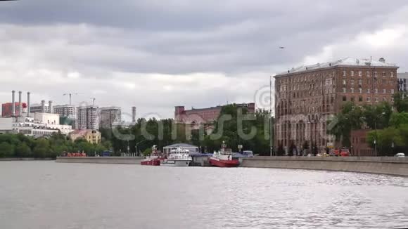 美丽的城市堤景4k视频视频的预览图