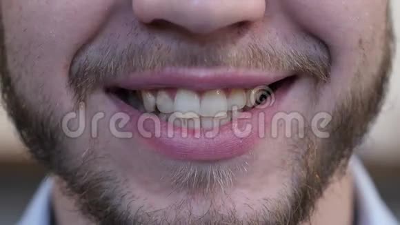 闭上微笑男人的嘴唇和牙齿视频的预览图