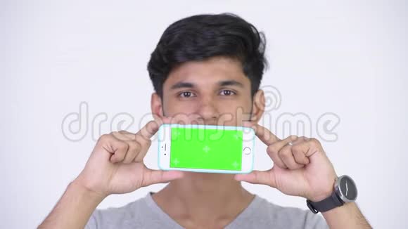 年轻的留胡子的印度男人带着手机视频的预览图