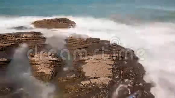 浪在岩石上视频的预览图