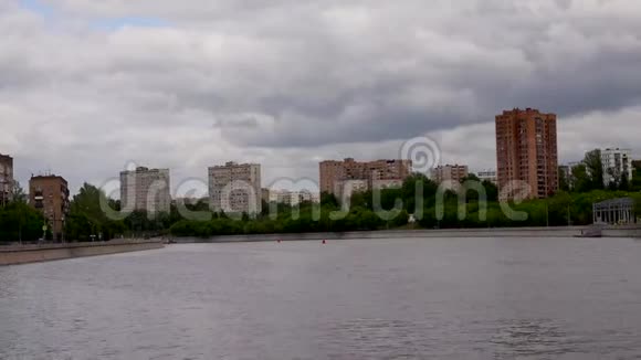 美丽的城市堤景4k视频视频的预览图