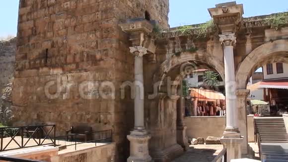 土耳其安塔利亚市中心古罗马皇帝阿德里安的大门视频的预览图
