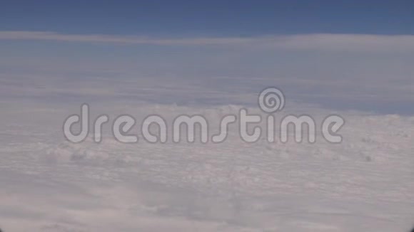 4K透过飞机窗户观看天空和云彩的美妙景色视频的预览图