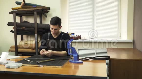 工匠用一块皮做活视频的预览图