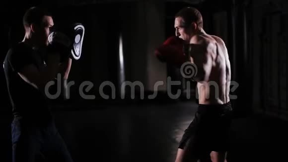 教练拳击训练视频的预览图