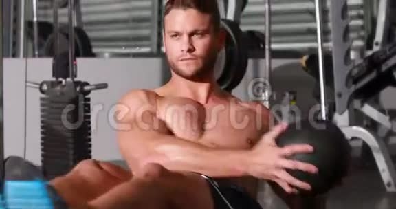 健身男在交叉健身房做扭体锻炼视频的预览图