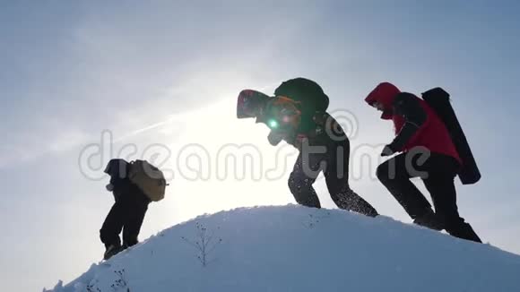 游客团队合作爬山互相帮助到达山顶克服困难伸出援助之手视频的预览图