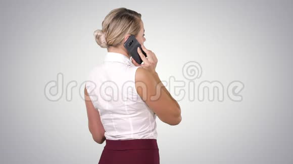 打电话的女人阿尔法频道视频的预览图