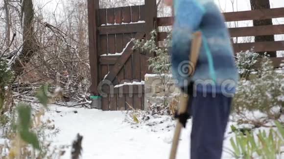 冬天打扫房子附近的雪幼儿清理铲雪覆盖轨道视频的预览图