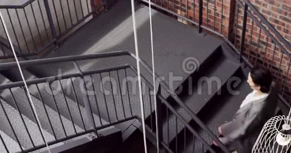 漂亮的女商人爬楼梯视频的预览图