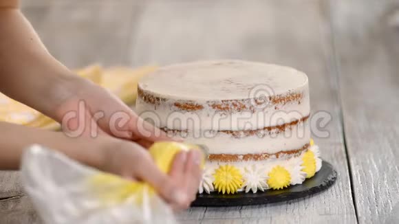 厨师或面包师用鲜奶油装饰蛋糕视频的预览图