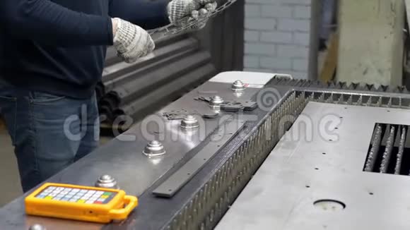 切割金属制造的现代工业技术视频的预览图