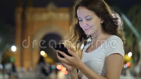 智能手机中年轻女性短信的画像视频的预览图