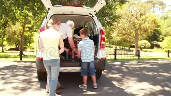 祖父母和孙子一起去公路旅行视频的预览图