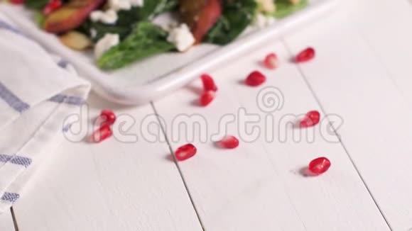 春季蔬菜沙拉视频的预览图