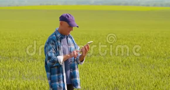 农民在农场使用数字平板电脑视频的预览图