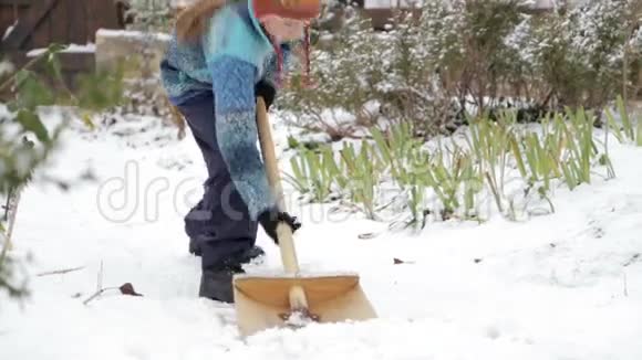 冬天打扫房子附近的雪幼儿清理铲雪覆盖轨道视频的预览图