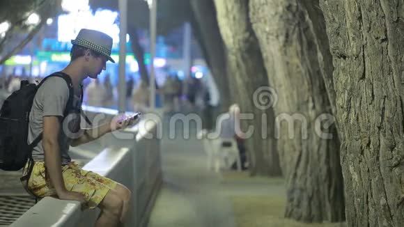 在街上用手机的人一个戴帽子的帅哥视频的预览图