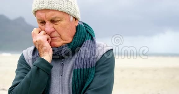 在海滩上的老人视频的预览图