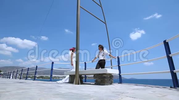 新婚夫妇在大海的背景下视频的预览图