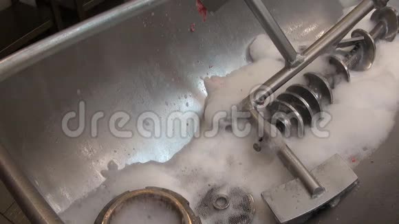红色泡沫刷清理洗钢工业绞肉机视频的预览图