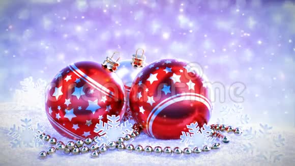 红色和银色的圣诞球在雪地上闪闪发光的背景无缝环3D译文视频的预览图