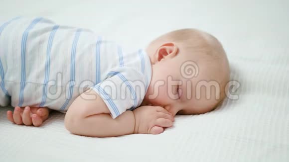 可爱的宝宝睡在家里的床上视频的预览图