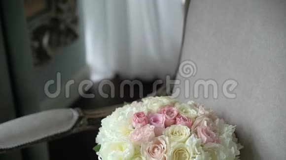 粉色和白色玫瑰新娘婚礼花束视频的预览图