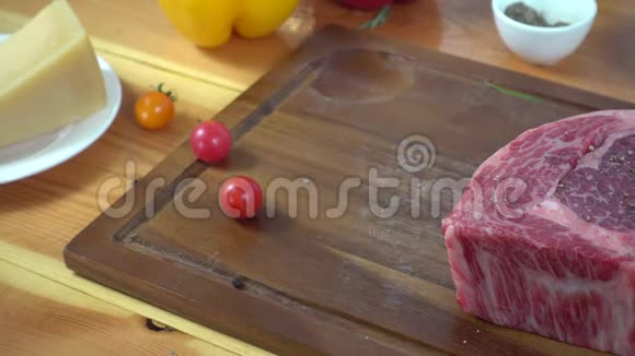 将美味的主厨或烹制调味的新鲜牛肉片加入海盐和辛辣辣椒视频的预览图