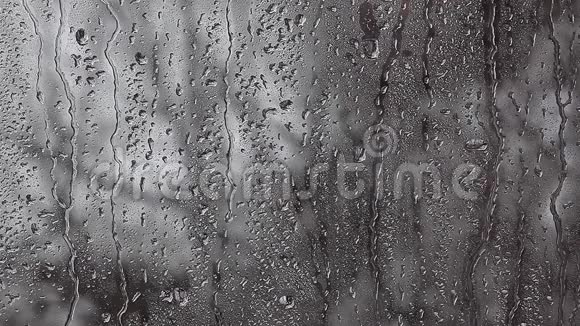 窗雨滴泉镜头视频的预览图