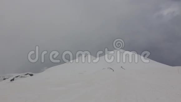 雪和荒无人烟的厄尔巴鲁山斜坡视频的预览图