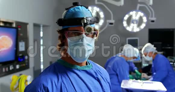 女外科医生站在医院4K视频的预览图
