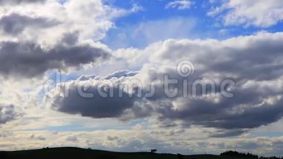 在比利牛斯山脉上空的暴风云时视频的预览图