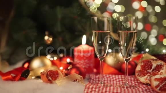 两杯香槟加圣诞礼物和圣诞球视频的预览图