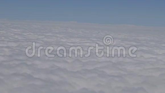 4K透过飞机窗户观看天空和云彩的美妙景色视频的预览图