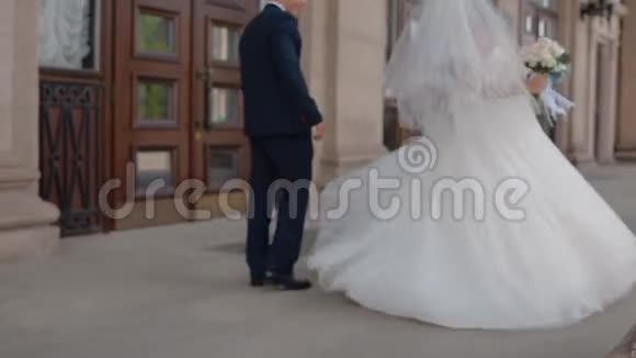 新娘和新郎在户外摆姿势视频的预览图