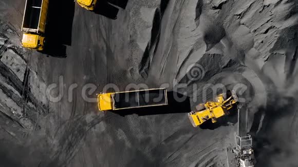 露天矿煤炭开采业俯视空中无人机视频的预览图