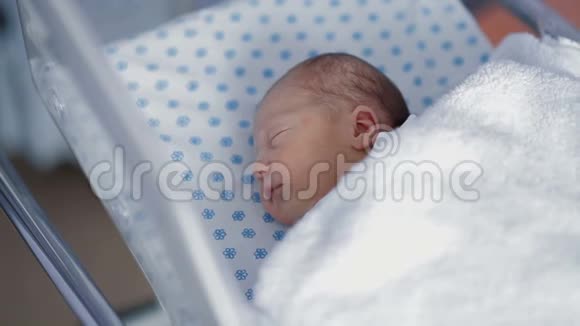 妇产医院的新生女婴视频的预览图
