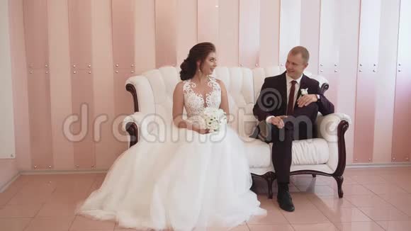 年轻一对相爱的夫妻穿着婚纱在室内视频的预览图