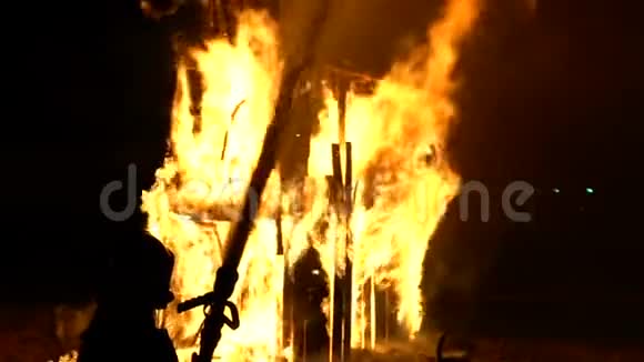 法国村庄的圣让节马的火焰雕塑视频的预览图