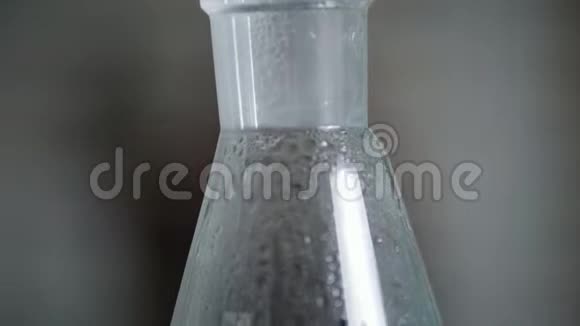 医学实验室中含有化学物质的烧瓶视频的预览图