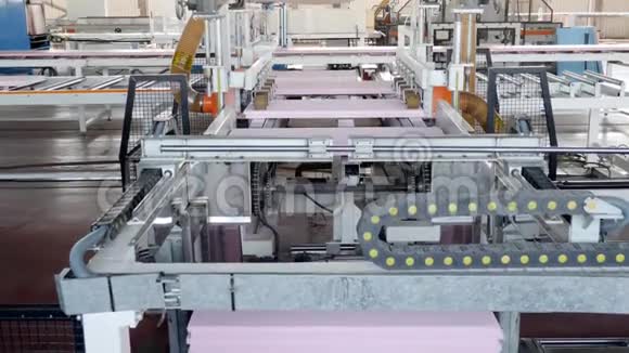 工业工厂生产泡沫聚苯乙烯的自动设备视频的预览图