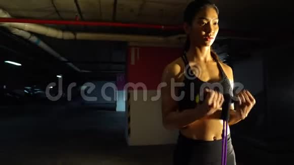 健身妇女锻炼伸展手臂腿视频的预览图
