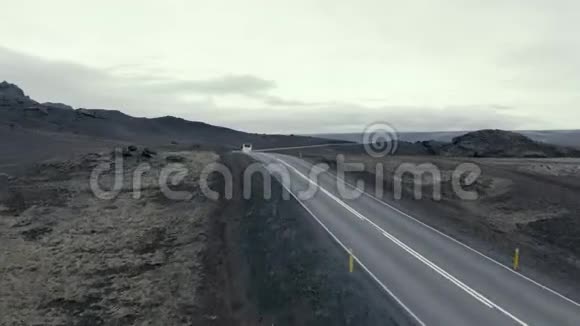 通过史诗般的冰岛景观进行宏伟的空中飞行视频的预览图