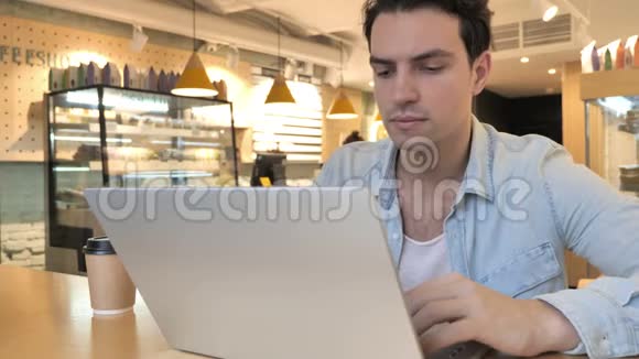 在咖啡厅工作的年轻人视频的预览图